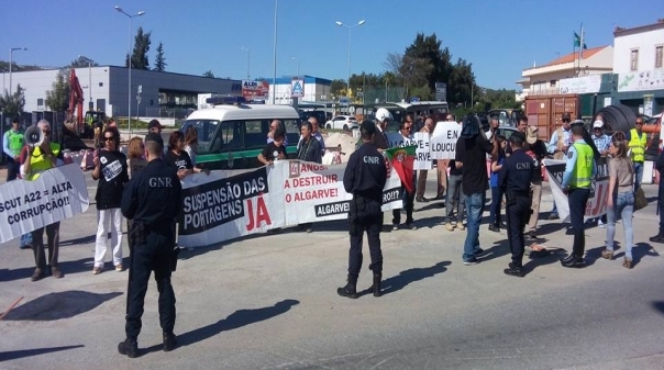 Comissão de Utentes da Via do Infante protestou hoje em Boliqueime pelo "caos" e pelas portagens