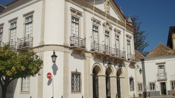 Movimento Algarve Livre de Petróleo realizou vigília à porta da Câmara de Faro 