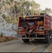 Centena de operacionais e cinco meios a&eacute;reos combatem fogo em Martim Longo