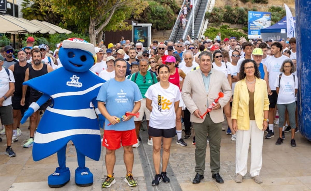An outdoor crowd gathered near Praça dos Pescadores for the sports initiative.