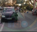 Colisão entre mota e carro no acesso à praia de Faro com duas vítimas em estado grave 
