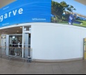 Painel gigante da marca Algarve dá boas-vindas a visitantes no Aeroporto Internacional Gago Coutinho