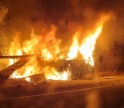 Condutor vê carro destruído pelas chamas após despiste na EN124 