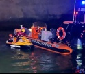 Fam&iacute;lia resgatada de arriba com recurso a cordas na praia da Prainha em Alvor