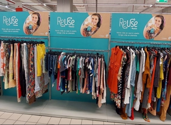 É possível comprar roupa em segunda mão nas lojas Auchan de Faro e Portimão
