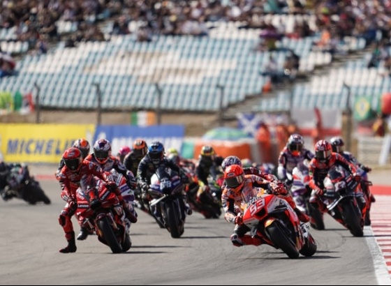 Campeão Bagnaia entra a vencer em prova azarada de Oliveira