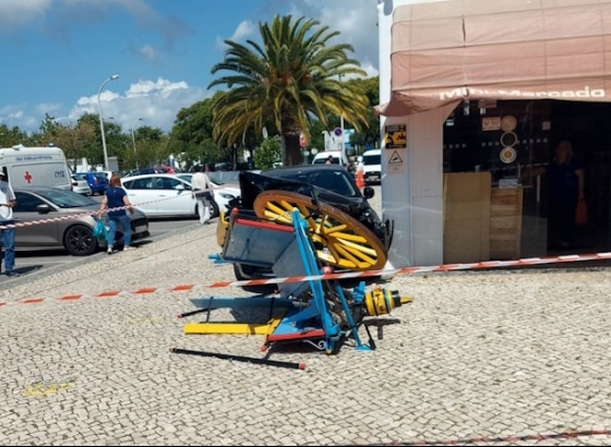 Carro despista-se junto ao Mercado Municipal de Albufeira e "leva pela frente" carroça algarvia