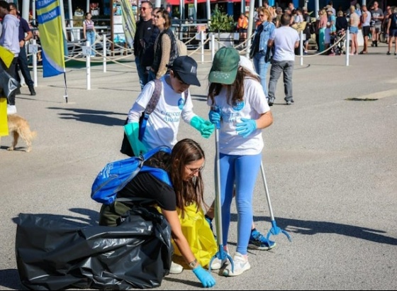 Mais de 100 voluntários participaram numa ação de limpeza em Albufeira   