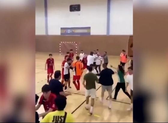 Cenas de pancadaria no jogo de futsal entre Castromarinense e Farense 