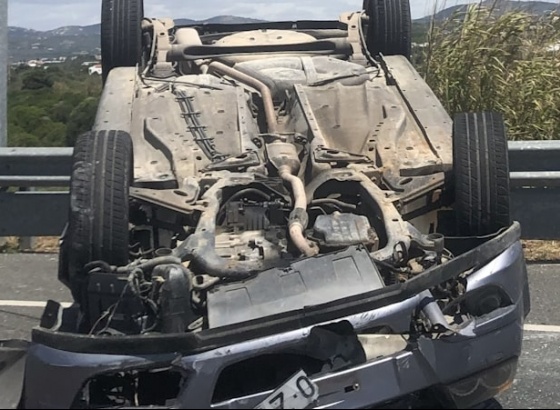 Automóvel capotou em colisão em Faro 