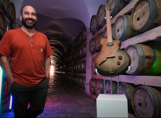 Exposição que mostra transformação de tonéis de vinho do "Marquês" em guitarras para ver em Loulé 