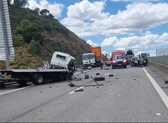 Condutor ferido em colisão entre dois camiões na Via do Infante 