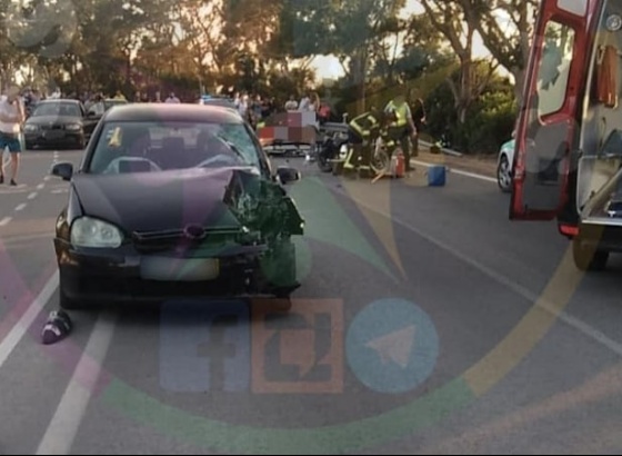 Colisão entre mota e carro no acesso à praia de Faro com duas vítimas em estado grave 
