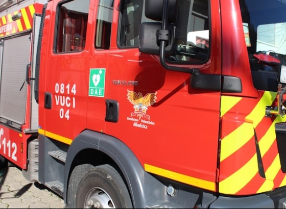 Bombeiros tentam resgatar duas pessoas soterradas em queda de muro em Albufeira