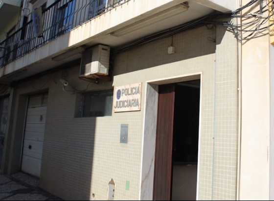 Agente imobiliária aproveitou proximidade para burlar dezenas de pessoas no Algarve 