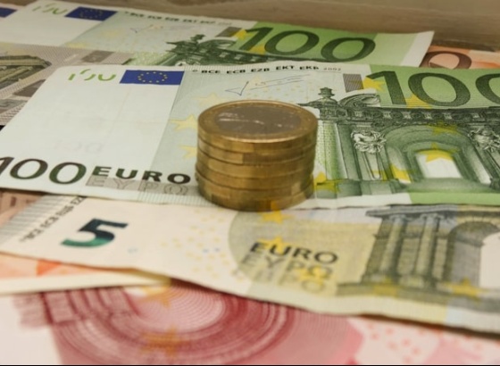Bruxelas mais pessimista que Governo prevê excedente de 0,1% este ano e regresso a défice em 2026