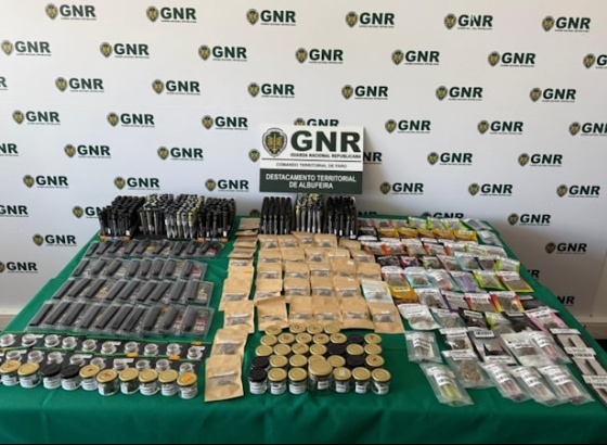 GNR apreende mais de mil artigos com substâncias proibidas em 'smartshops' de Albufeira