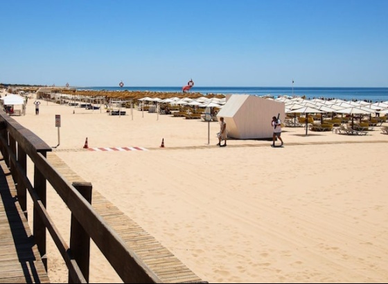 Praias de Vila Real de Santo António certificadas com Bandeira Azul e Qualidade de Ouro