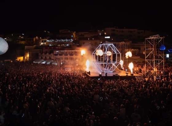 Carvoeiro veste-se de preto e branco para receber «primeira grande festa do verão algarvio»