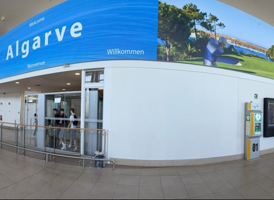 Painel gigante da marca Algarve dá boas-vindas a visitantes no Aeroporto Internacional Gago Coutinho
