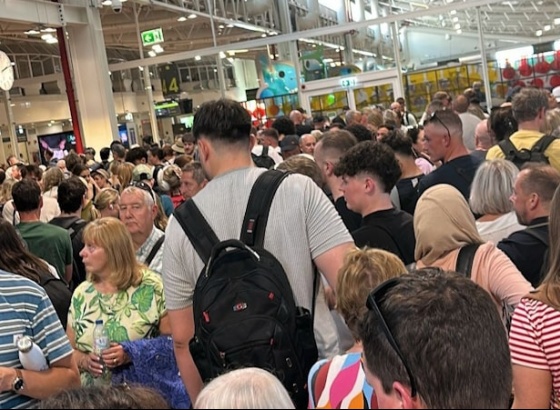 Domingo com filas de espera no aeroporto de Faro
