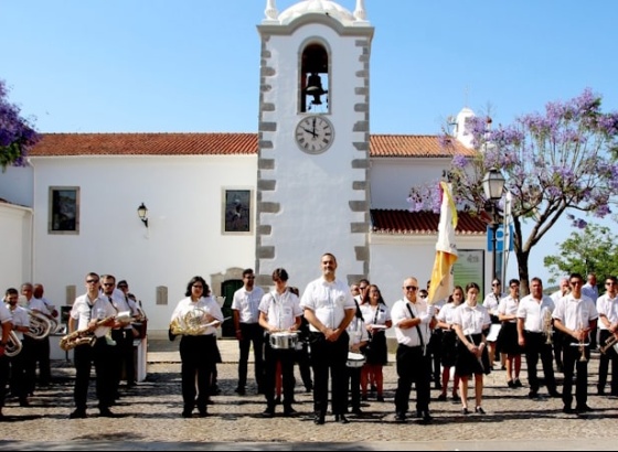 Banda Filarmónica de São Brás de Alportel desfila pelas ruas da vila no Dia de Portugal