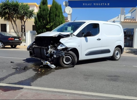 Colisão entre ligeiro e motociclo provoca um ferido grave em Vila Real de Santo António