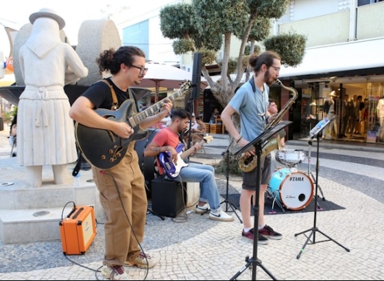 “Quintas-feiras ao Luar” no centro de Portimão dinamiza comércio através da cultura  