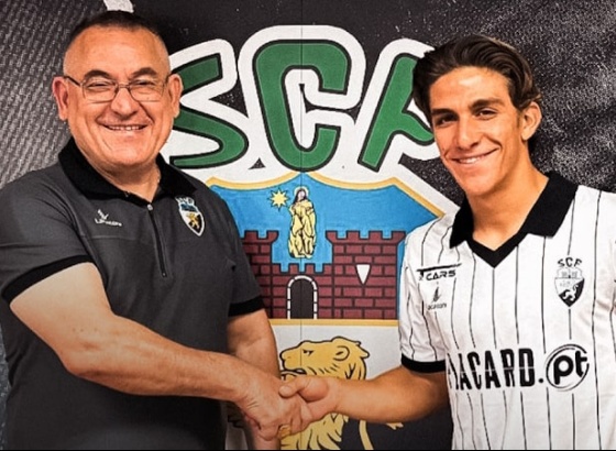 Jovem médio Rafael Teixeira renova até 2028 com Farense