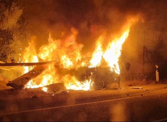 Condutor vê carro destruído pelas chamas após despiste na EN124 