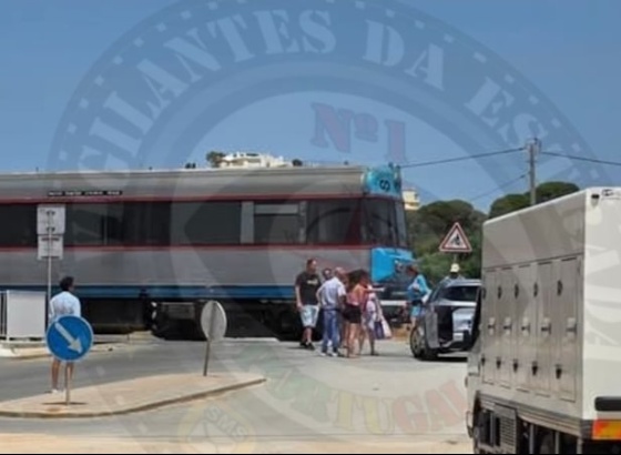 Comboio colide com automóvel em Lagos