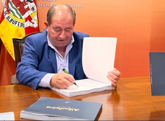 Autarca de Albufeira resume em livro investimentos realizados no concelho