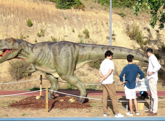 Catorze dinossauros regressaram ao Parque do Ribeiro em Albufeira