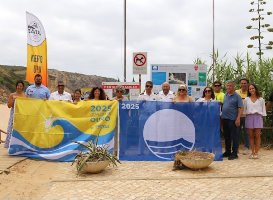 Bandeiras Azul, Qualidade de Ouro e Praia Acessível hasteadas em Vila do Bispo