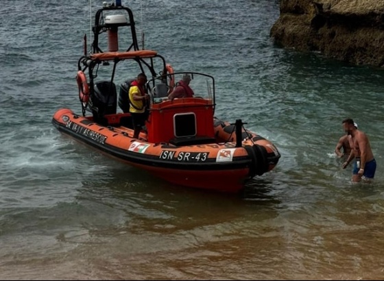 Dois homens resgatados junto às grutas de Benagil