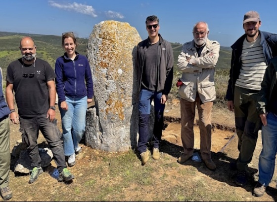 Vila do Bispo: Especialistas em arqueologia recolheram dados de menir de Aspradantas 