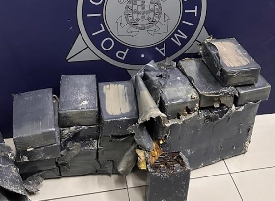 Polícia Marítima retira 32 quilos de droga no mar, na praia da Terra Estreita  