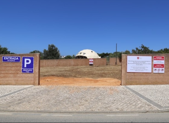 Terreno privado dá lugar a parque de estacionamento público gratuito em Burgau