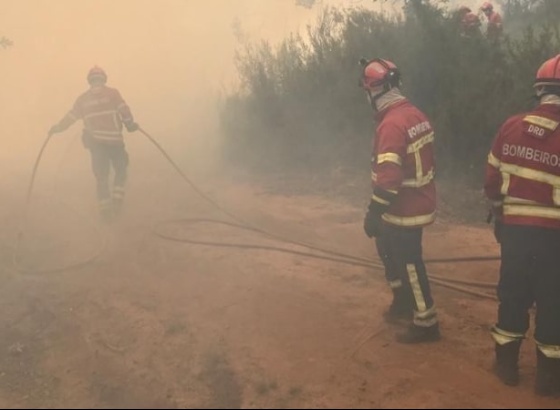 Incêndio no Cerro de São Miguel continua ativo com 69 operacionais no terreno