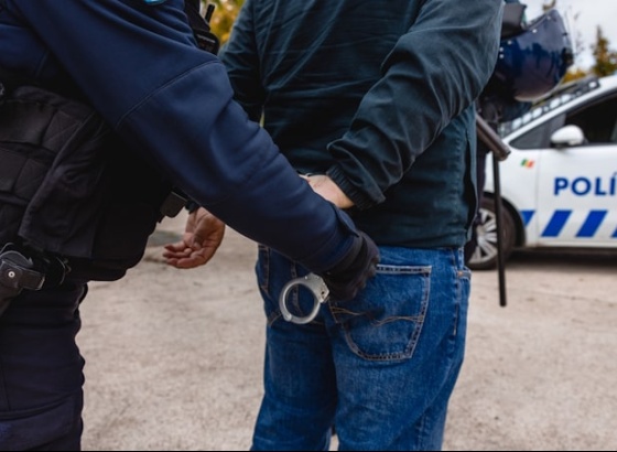 Prisão preventiva para suspeito de violência doméstica contra a mãe em Faro