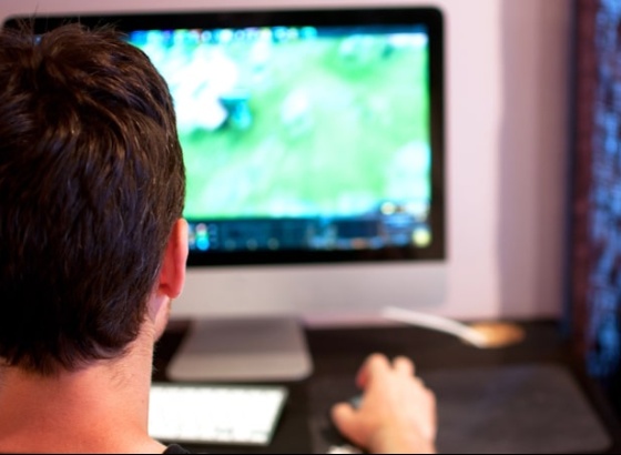 Jovens que procuram reconhecimento ou escape nos videojogos são mais vulneráveis