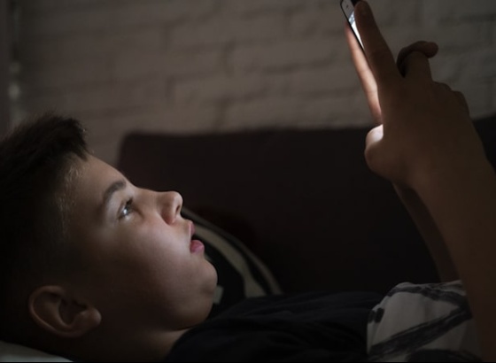 Seis em cada 10 jovens passam em média 4 ou mais horas por dia na Internet