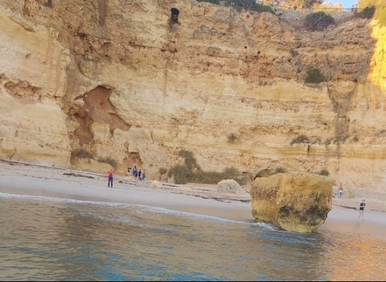Mulher resgatada na praia da Marinha após sofrer queda em zona rochosa