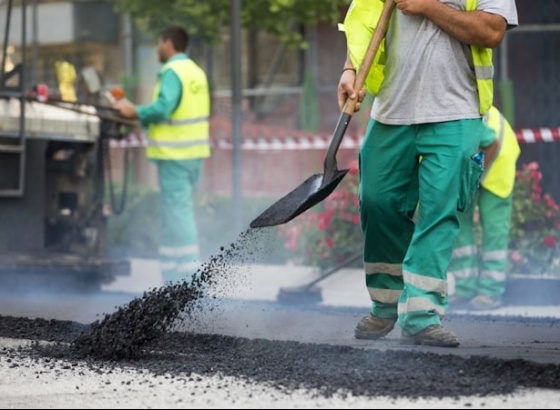 Junta de Freguesia de Quarteira dá início à repavimentação da Rua 25 de Abril 