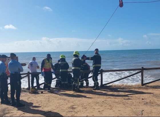 Mulher de 70 anos sofreu queda de arriba na praia do Almargem