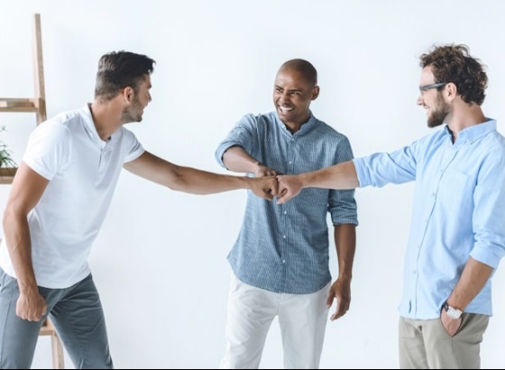 Porque os homens mudam quando estão com amigos?