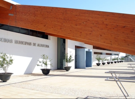 Piscinas Municipais de Albufeira encerradas devido à presença de 'legionella'