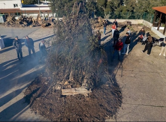 Cortelha cumpre tradi&ccedil;&atilde;o de acender o Madeiro de Natal 