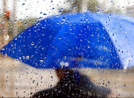 Faro sob aviso amarelo com previs&atilde;o de chuva e trovoada