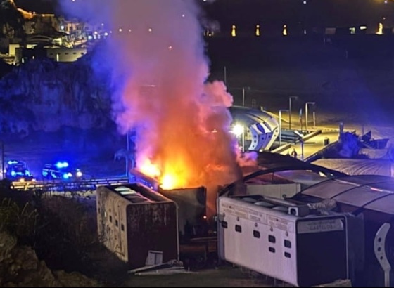 Restaurante parcialmente destru&iacute;do por inc&ecirc;ndio em Portim&atilde;o